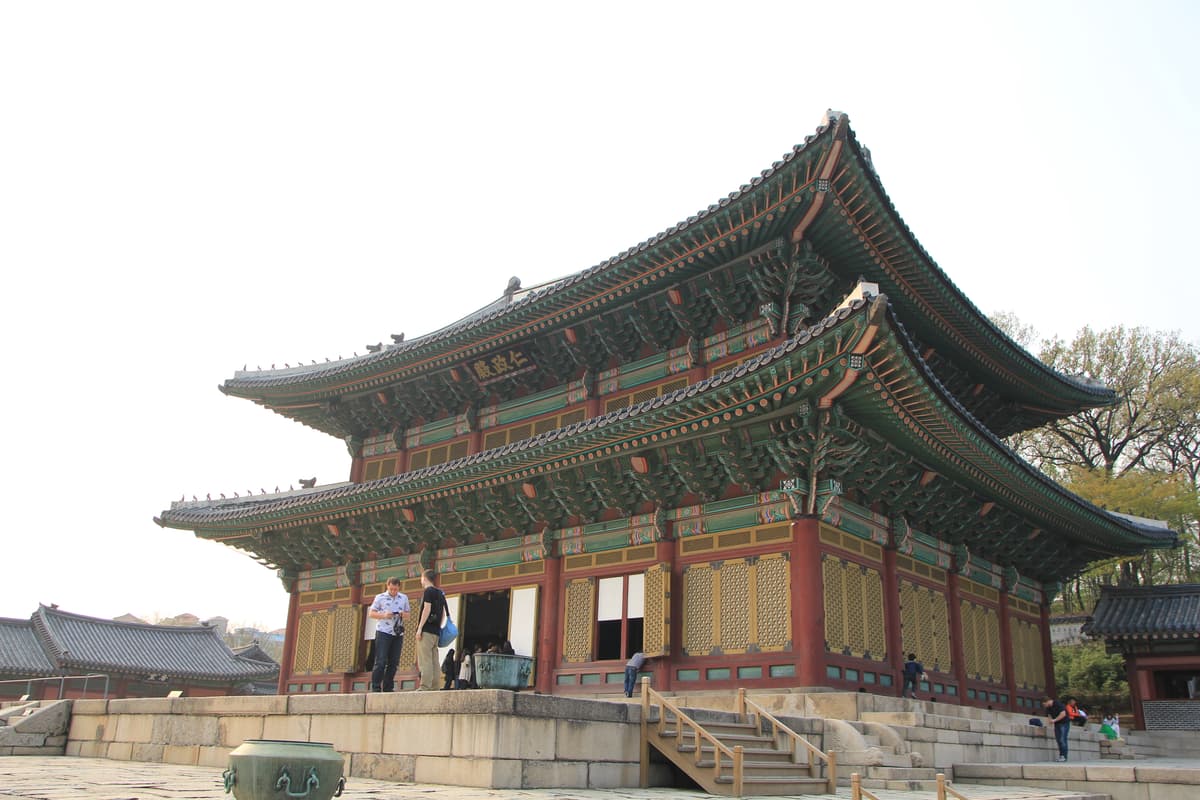 창덕궁 인정전. 창덕궁은 1405년 지어진 조선의 궁궐로, 자연 지형을 살린 배치가 아름다워 1997년 유네스코 세계유산에 올랐다. 이 사진은 창덕궁의 으뜸 건물인 인정전의 바깥 모습이다. 밖에서 보면 2층이지만…