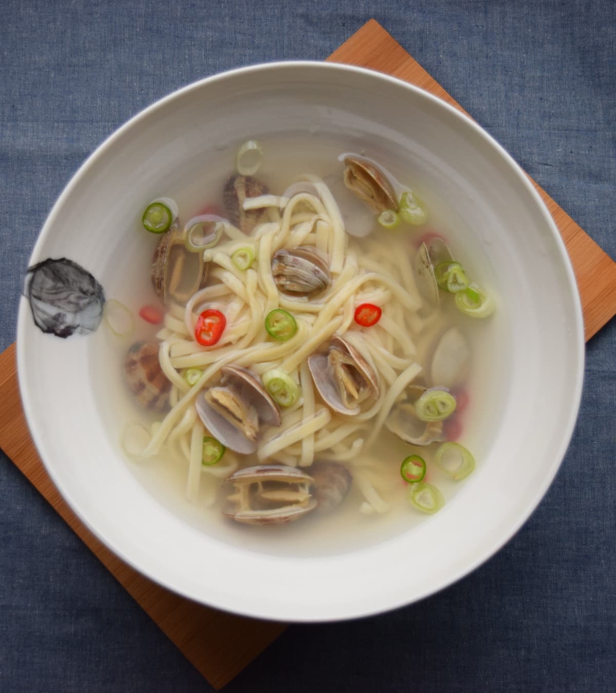 바지락 칼국수. 칼국수는 한국의 대표적인 국수요리로 재료에 따라 종류가 다양하다. 바지락칼국수는 바지락조개를 넣어 만든 것인데, 안산 등 갯벌이 있는 남서해안 지역이 유명하다. 특별히 한국의 서해와 남해 갯벌은…
