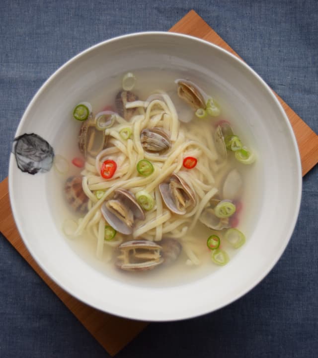바지락 칼국수. 칼국수는 한국의 대표적인 국수요리로 재료에 따라 종류가 다양하다. 바지락칼국수는 바지락조개를 넣어 만든 것인데, 안산 등 갯벌이 있는 남서해안 지역이 유명하다. 특별히 한국의 서해와 남해 갯벌은…