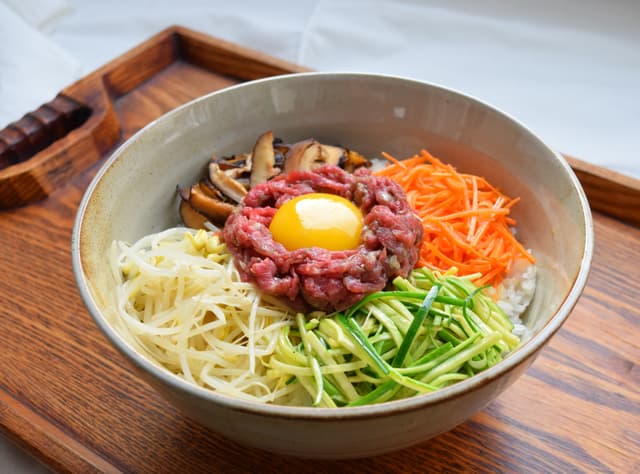 비빔밥. 비빔밥은 밥 위에 각종 나물과 고기 등을 얹어 양념에 비벼먹는 음식이다. 지역에 따라 다양한 재료를 사용하여 여러 종류가 있는데, 전주지역의 비빔밥이 유명하다. 특히 전주지역은 700여체의 한옥이…