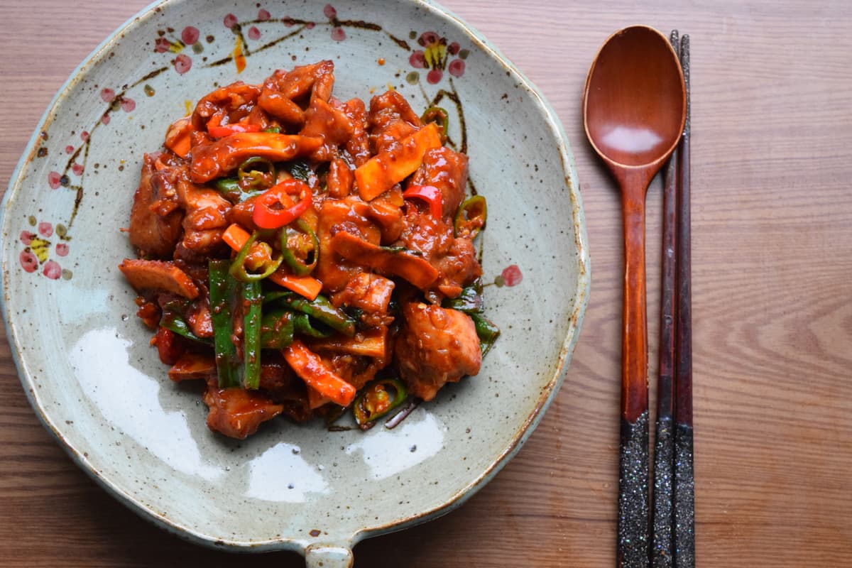 닭갈비. 닭갈비는 토막 낸 닭을 얇게 펴서 고추장 양념에 재웠다가 양배추, 고구마, 당근 등 각종 채소와 함께 철판에 볶아먹는 요리이다. 다 먹은 후에는 남은 양념에 밥을 함께 볶아먹는데 이 또한 별미이다.