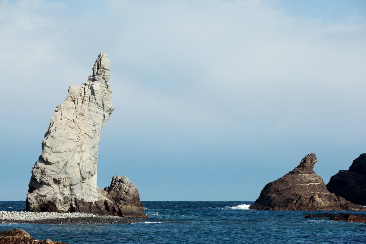 서도 선착장에서 바라본 촛대바위, 닭바위. 독도는 대한민국 가장 동쪽에 있는 섬으로, 한국인에게 뜻깊은 영토이다. 동도와 서도 두 섬과 89개의 부속 바위섬으로 이루어져 있으며, 다양한 생물이 살아 천연기념물로…