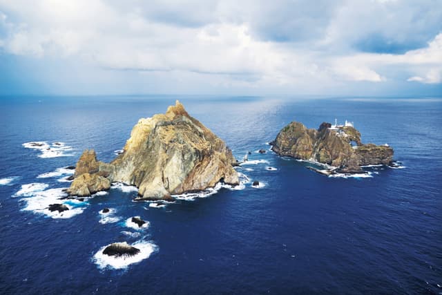 하늘에서 바라본 독도. 독도는 대한민국 가장 동쪽에 있는 섬으로, 한국인에게 뜻깊은 영토이다. 동도와 서도 두 섬과 89개의 부속 바위섬으로 이루어져 있으며, 다양한 생물이 살아 천연기념물로 보호되고 있다.