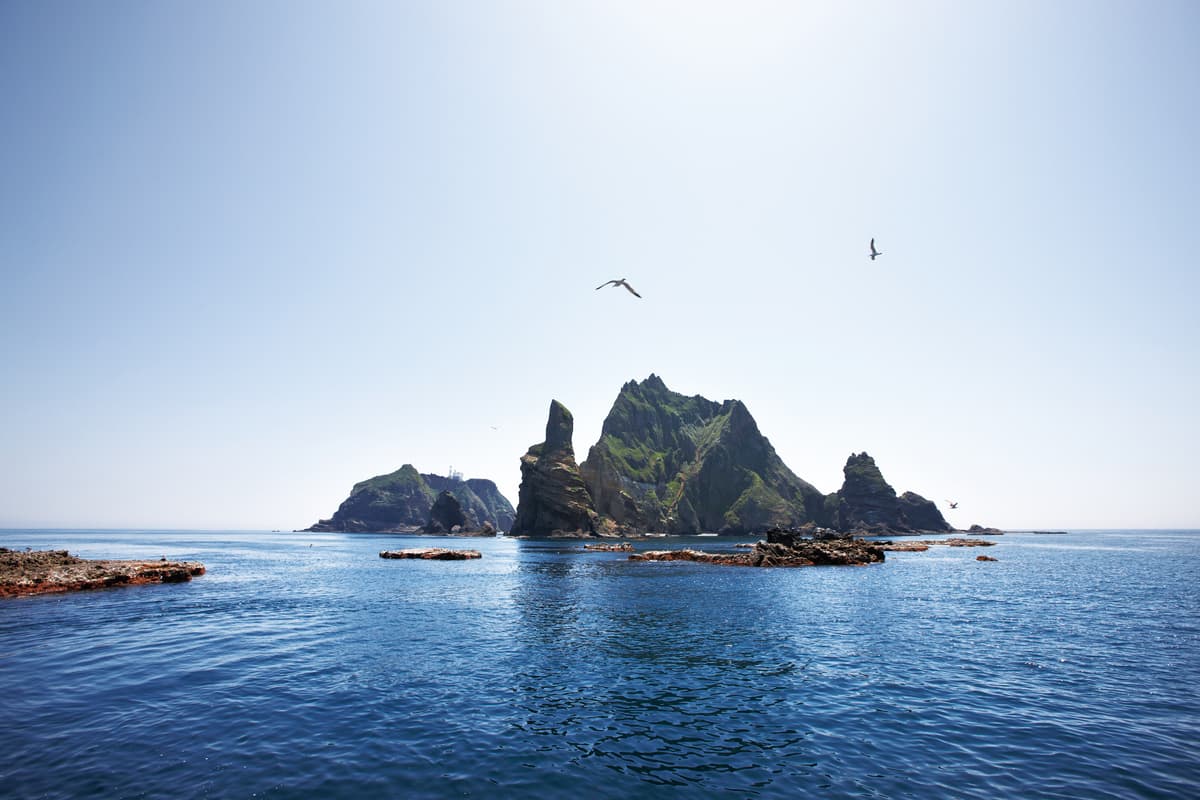 가제바위에서 바라본 독도. 독도는 대한민국 가장 동쪽에 있는 섬으로, 한국인에게 뜻깊은 영토이다. 동도와 서도 두 섬과 89개의 부속 바위섬으로 이루어져 있으며, 다양한 생물이 살아 천연기념물로 보호되고 있다.