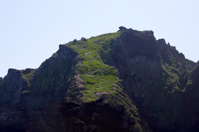 동도 한반도바위. 독도는 대한민국 가장 동쪽에 있는 섬으로, 한국인에게 뜻깊은 영토이다. 동도와 서도 두 섬과 89개의 부속 바위섬으로 이루어져 있으며, 다양한 생물이 살아 천연기념물로 보호되고 있다. 봄에 담은…
