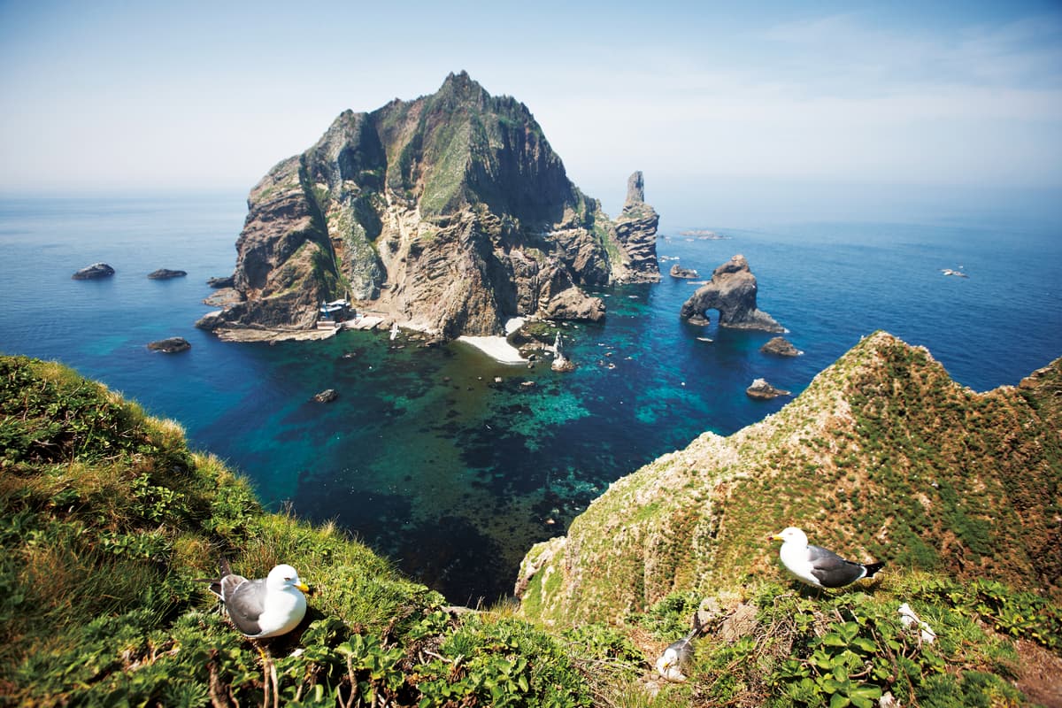 동도 정상에서 바라본 서도. 독도는 대한민국 가장 동쪽에 있는 섬으로, 한국인에게 뜻깊은 영토이다. 동도와 서도 두 섬과 89개의 부속 바위섬으로 이루어져 있으며, 다양한 생물이 살아 천연기념물로 보호되고 있다.