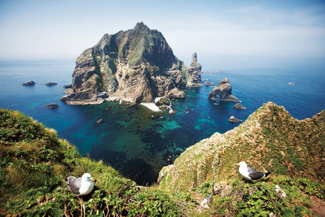 동도 정상에서 바라본 서도. 독도는 대한민국 가장 동쪽에 있는 섬으로, 한국인에게 뜻깊은 영토이다. 동도와 서도 두 섬과 89개의 부속 바위섬으로 이루어져 있으며, 다양한 생물이 살아 천연기념물로 보호되고 있다.