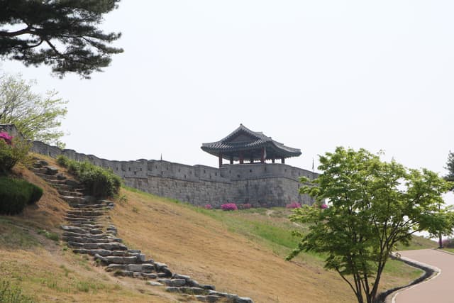 수원 화성 성벽과 누각