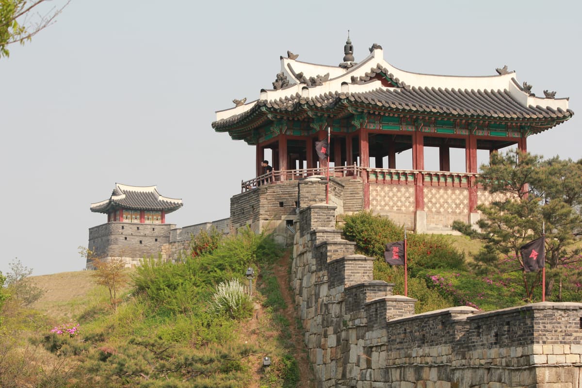 수원 화성 방화수류정 전경 Banghwasuryujeong Pavilion Overlooking Hwaseong Fortress