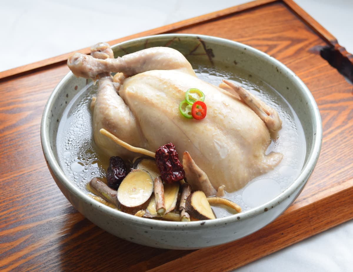삼계탕. 삼계탕은 여름철의 대표적인 보양식으로 닭의 뱃속에 찹쌀, 인삼 등을 넣고 끓인 음식이다. 인삼은 건강증진, 항암효과 등 다양한 효능이 있는 약재로 한국의 인삼은 고구려, 백제, 신라 삼국시대부터 주요…