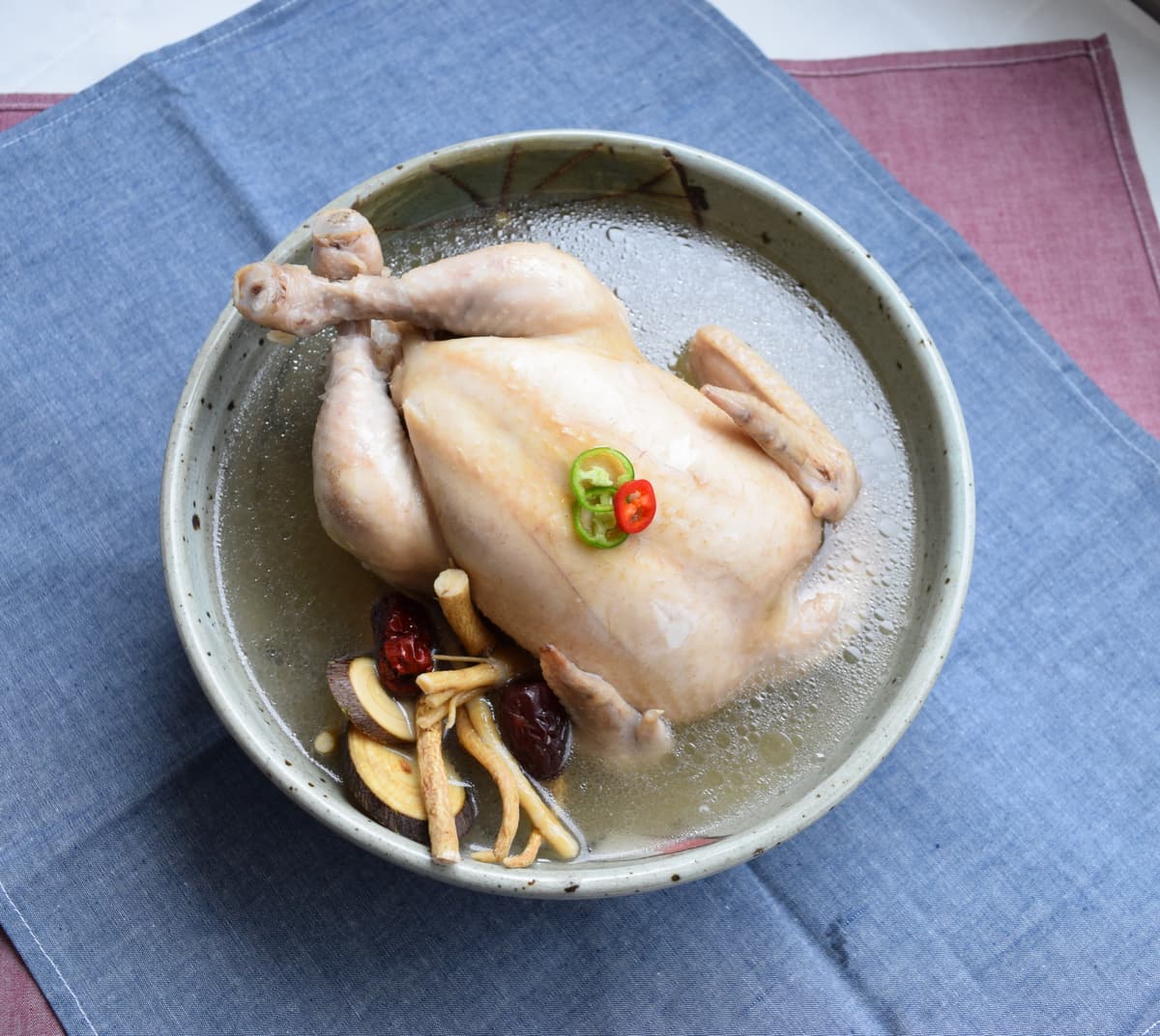 삼계탕. 삼계탕은 여름철의 대표적인 보양식으로 닭의 뱃속에 찹쌀, 인삼 등을 넣고 끓인 음식이다. 인삼은 건강증진, 항암효과 등 다양한 효능이 있는 약재로 한국의 인삼은 고구려, 백제, 신라 삼국시대부터 주요…